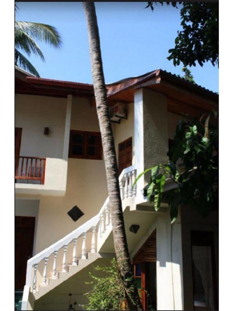 Vista Happy Night Holiday Inn Unawatuna Exterior photo