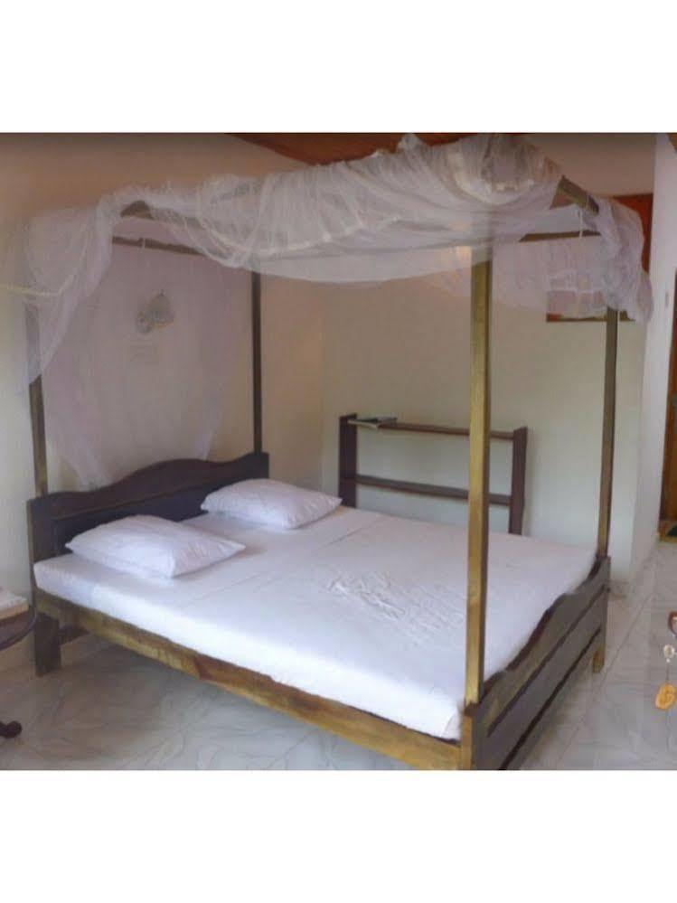 Vista Happy Night Holiday Inn Unawatuna Exterior photo