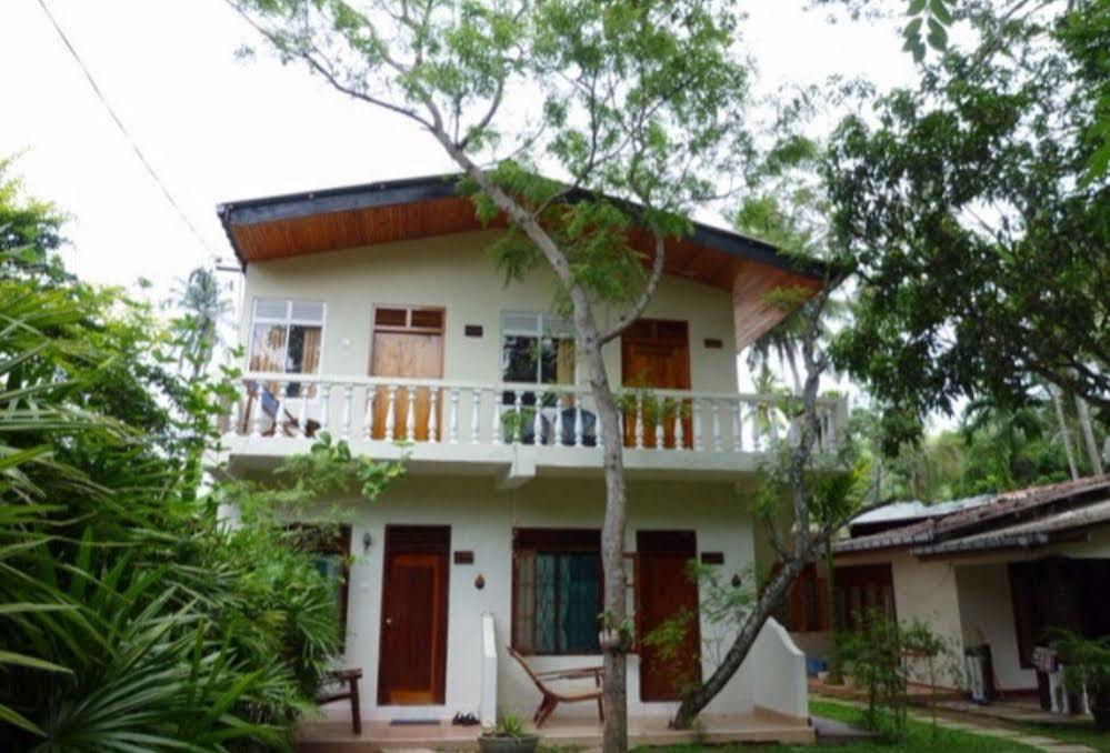 Vista Happy Night Holiday Inn Unawatuna Exterior photo