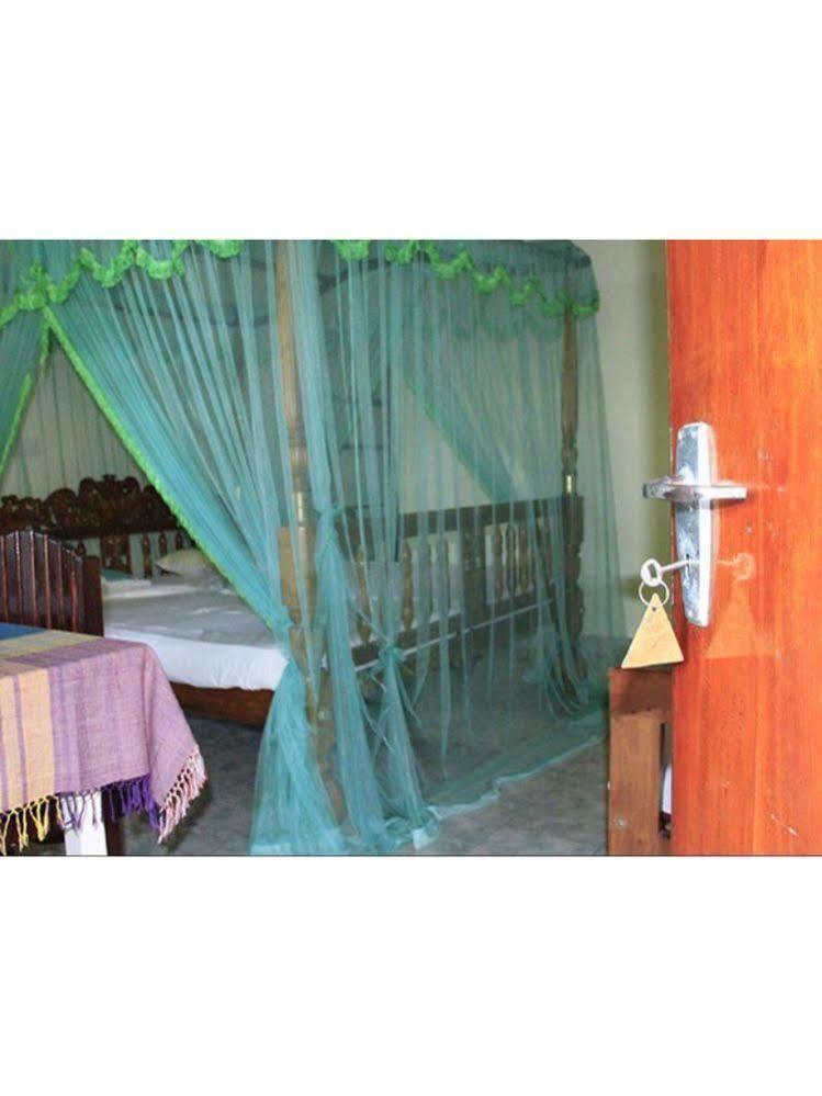 Vista Happy Night Holiday Inn Unawatuna Exterior photo